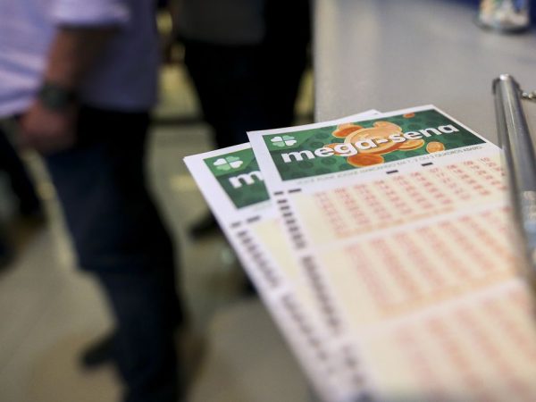 Apostadores fazem fila em casa lotérica. A Caixa Econômica Federal sorteia hoje (08) as seis dezenas do concurso 2.149 da Mega-Sena acumulada, que deve pagar um prêmio de R$ 170 milhões.