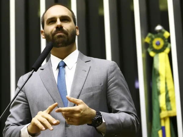 O deputado Eduardo Bolsonaro, participa de sessão solene em alusão ao Dia Nacional de Valorização da Família. na Câmara dos Deputados.