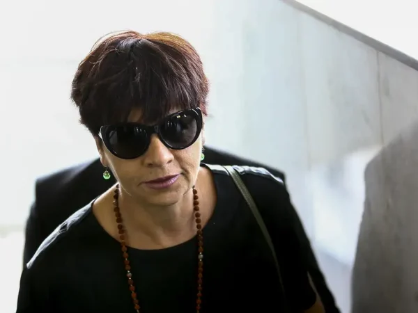 A arquiteta Adriana Villela, acusada de ser a mandante do assassinato de seus pais e da empregada da família, chega ao Tribunal de Justiça do Distrito Federal.