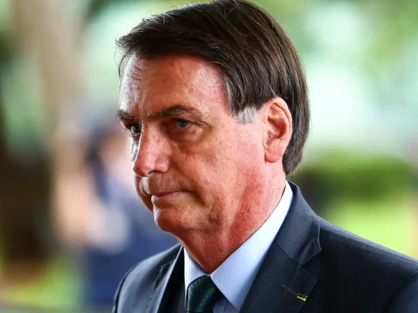 O presidente Jair Bolsonaro chega ao Ministério da Defesa para reunião com o ministro Fernado Azevedo e Silva.