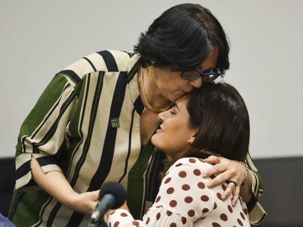 A primeira-dama Michelle Bolsonaro, e a ministra da Mulher, Família e Direitos Humanos, Damares Alves. — Foto: Reprodução