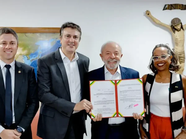 Brasília (DF), 02/10/2025 – MEC lança compromisso pelo ensino da matemática
Política pública prevê fortalecimento do regime de colaboração entre os entes federativos, articulação entre os sistemas de avaliação educacional e assistência técnica e financeira para a melhoria da aprendizagem.
Foto: Ricardo Stuckert/PR