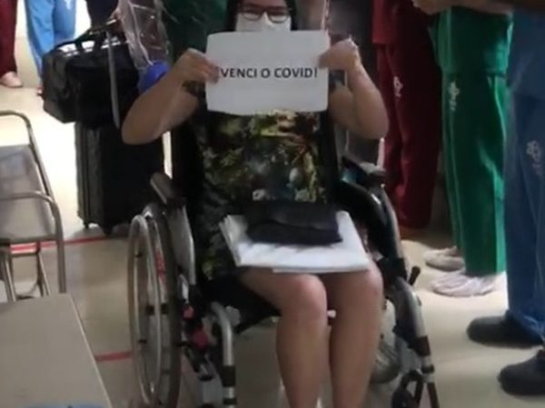 Lúcia Helena, de 50 anos, é hipertensa e, após um mês de alta, ainda sente efeitos da Covid-19: 'Eu estou com dificuldades na respiração, canso um pouco' — Foto: Divulgação