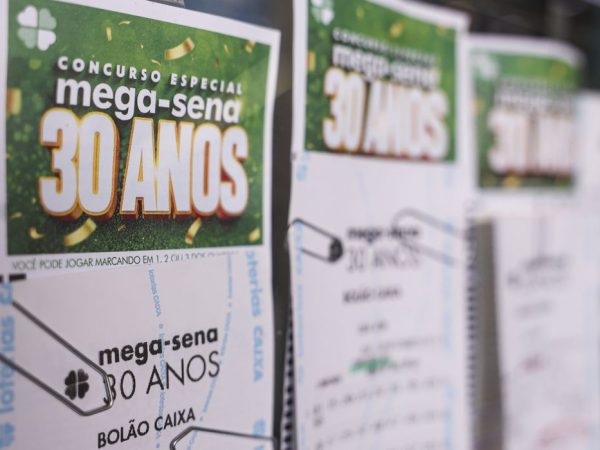Brasília (DF), 23/05/2026 - O concurso 3.010 da Mega-Sena especial de 30 anos deve pagar neste domingo (24) um prêmio estimado de R$ 300 milhões para quem acertar as seis dezenas. Foto: Marcelo Camargo/Agência Brasil