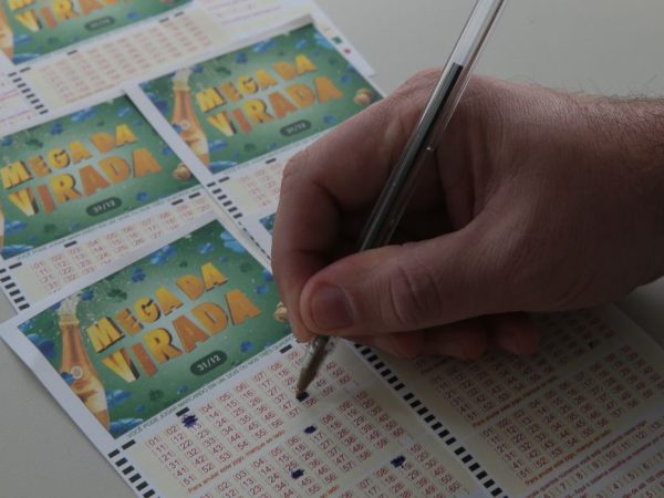 As apostas podem ser feitas nas casas lotéricas ou no aplicativo da Caixa. — Foto: © Marcello Casal Jr/Agência Brasil