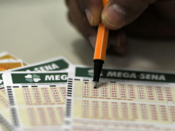 Apostas podem ser feitas até as 19h nas lotéricas ou pela internet — Macello Casal JR/Agência Brasil