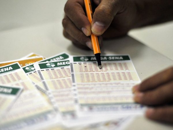 As apostas podem ser feitas até as 19h (horário de Brasília), nas lojas lotéricas credenciadas pela Caixa. — Foto: Marcello Casal Jr./Agência Brasil