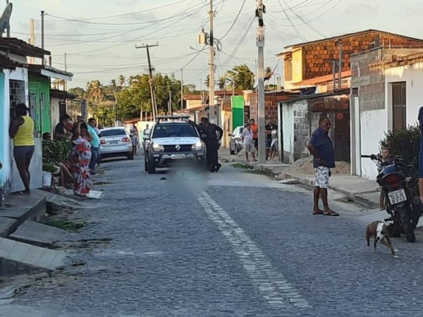 Homem de 51 anos é assassinado no meio da rua em Parnamirim, RN; cinco tiros atingiram a vítima — Foto: Sérgio Henrique Santos/Inter TV Cabugi