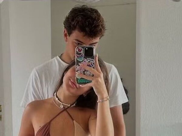 Mel Maia publica quente com o novo namorado na frente do espelho; foto tem direito até a 