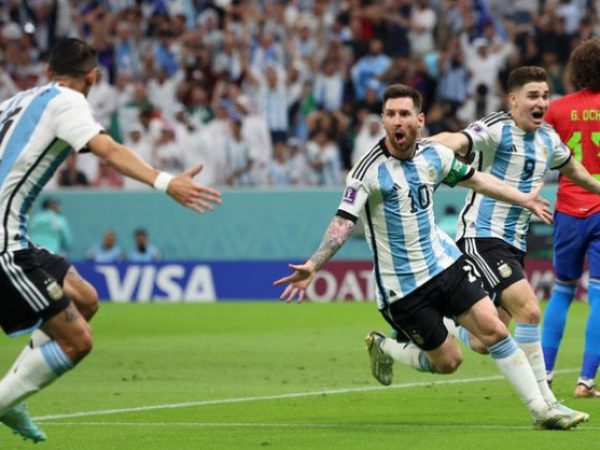 Lionel Messi comemora gol com companheiros da seleção. — Foto: Reprodução