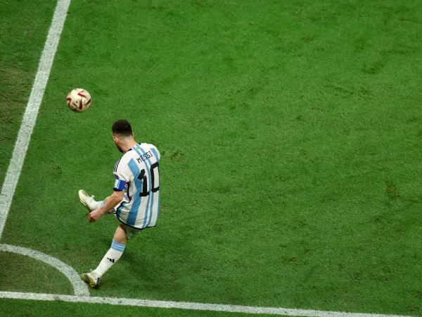 Lionel Messi, da Argentina, bate escanteio na Copa do Mundo do Catar 2022 
  18 de dezembro de 2022     REUTERS/Molly Darlington