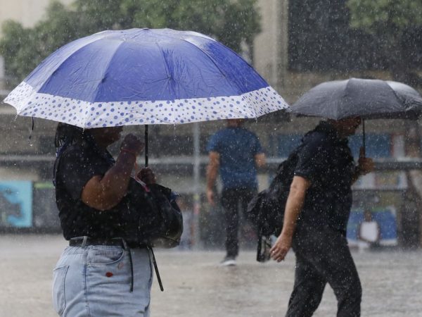 Rio de Janeiro (RJ) 22/03/2024 – Temporal atinge o Rio de Janeiro e trabalhadores deixam a região central da cidade, que tem ponto facultativo decretado com previsão de chuvas extremas. Foto: Fernando Frazão/Agência Brasil