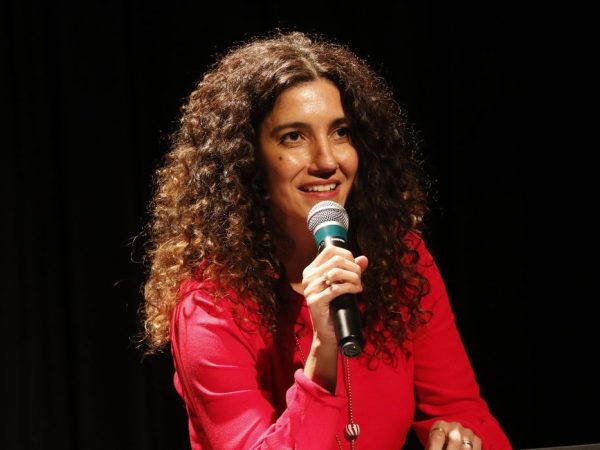 Rio de Janeiro (RJ), 20/04/2023 - A diretora de Conteúdo e Programação da Empresa Brasil de Comunicação (EBC), Antonia Pellegrino, na comemoração dos 100 anos da Rádio MEC, no Teatro da Caixa Nelson Rodrigues. Foto: Fernando Frazão/Agência Brasil