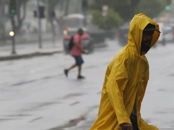 Rio de Janeiro (RJ) 22/03/2024 – Temporal atinge o Rio de Janeiro e trabalhadores deixam a região central da cidade, que tem ponto facultativo decretado com previsão de chuvas extremas. Foto: Fernando Frazão/Agência Brasil