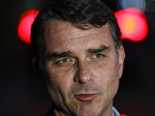 Brasília (DF), 11/09/2025 - O senador Flávio Bolsonaro, fala com jornalistas em frente do condomínio onde seu pai, ex presidente Jair Bolsonaro cumpri prisão domiciliar.
Foto: Bruno Peres/Agência Brasil