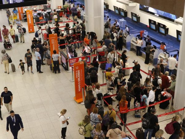 Movimento intenso de passageiros nos balcões de embarque do Aeroporto Santos Dumont, reflexo do acidente com avião de pequeno porte em Congonhas.