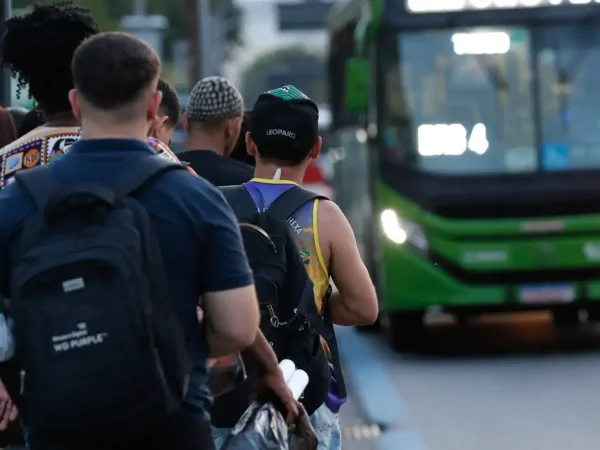 Rio de Janeiro (RJ) 30/04/2024 – Trabalhadores usam ônibus em deslocamento na volta para casa, na região da Central do Brasil. Foto: Fernando Frazão/Agência Brasil
