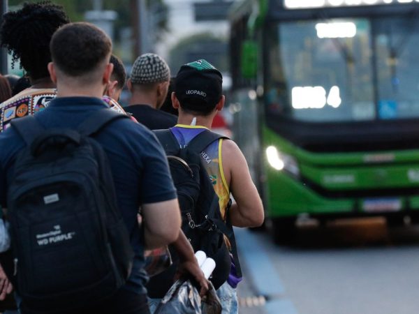 Rio de Janeiro (RJ) 30/04/2024 – Trabalhadores usam ônibus em deslocamento na volta para casa, na região da Central do Brasil. Foto: Fernando Frazão/Agência Brasil