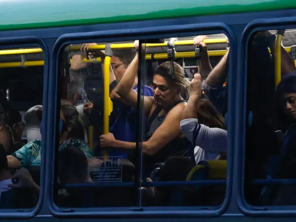 Rio de Janeiro (RJ) 30/04/2024 – Trabalhadores usam ônibus em deslocamento na volta para casa, na região da Central do Brasil. Foto: Fernando Frazão/Agência Brasil