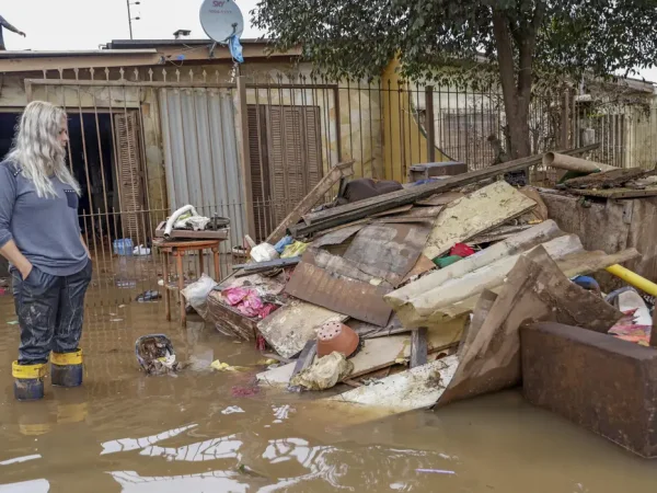 Porto Alegre (RS), 20/06/2024 - Inês da Silva olha os móveis da sua casa em rua alagada pela enchente no município de Eldorado do Sul. Foto: Bruno Peres/Agência Brasil