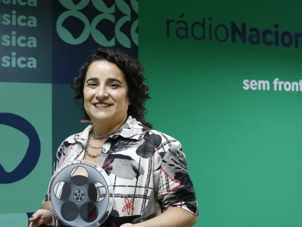 Rio de Janeiro (RJ) 29/04/2024 – A narração de um gol por Luciana Zogaib, da equipe de Esportes da Empresa Brasil de Comunicação (EBC), veiculada na Rádio Nacional, foi premiada no festival de cinema de futebol Cinefoot. Foto: Fernando Frazão/Agência Brasil
