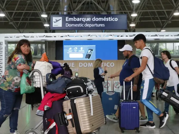 Rio de Janeiro (RJ), 02/10/2023 - Movimento de passageiros no Aeroporto Internacional Tom Jobim, no Galeão, após migração de voos operados no Aeroporto Santos Dumont. Foto: Fernando Frazão/Agência Brasil