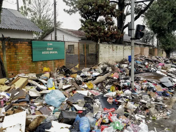 Canoas (RS), 21/06/2024 - Lixo e entulho em frente a na Escola Municipal de Ensino Fundamental Assis Brasil, após enchente que atingiu toda a escola. Foto: Bruno Peres/Agência Brasil