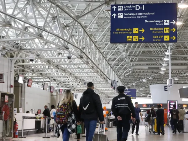 Rio de Janeiro (RJ), 02/10/2023 - Movimento de passageiros no Aeroporto Internacional Tom Jobim, no Galeão, após migração de voos operados no Aeroporto Santos Dumont. Foto: Fernando Frazão/Agência Brasil
