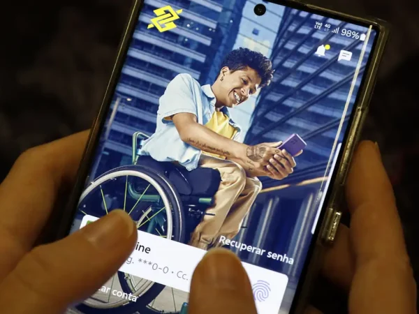 Brasília (DF), 21/01/2025 - Aplicativo do Banco do Brasil para PCD. As pessoas com deficiência (PCD) ou com dificuldades visuais correntistas do Banco do Brasil (BB) terão mais facilidade para usar o aplicativo da instituição. O banco tornou-se o primeiro do país a permitir a personalização da fonte em todo o aplicativo e o aumento dos atalhos da área de toque na tela inicial.. Foto: Bruno Peres/Agência Brasil