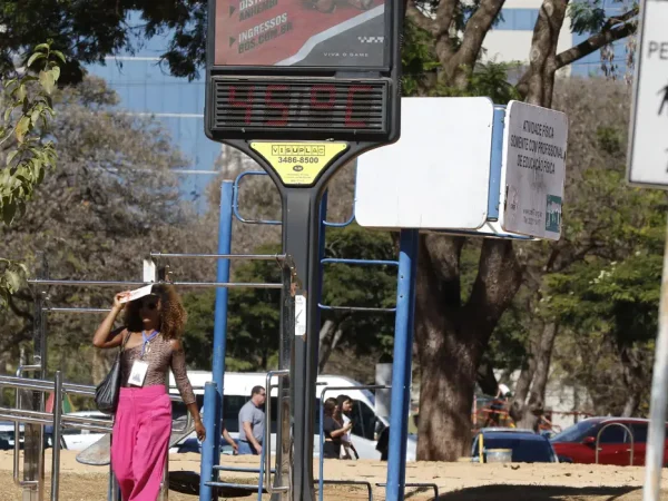 Brasília (DF), 22/08/2025 - Pessoa no Parque da Cidade com o calor e a baixa umidade. Foto: Bruno Peres/Agência Brasil