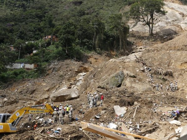 Equipes de resgate trabalham na busca por vítimas do deslizamento de terra no Morro da Oficina, dez dias após as chuvas em Petrópolis.