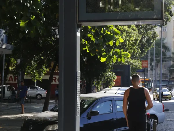 Termômetro de rua na Tijuca registra a onda de calor que atinge a cidade do Rio de Janeiro.