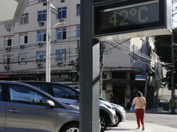 Termômetro de rua na Tijuca registra a onda de calor que atinge a cidade do Rio de Janeiro.