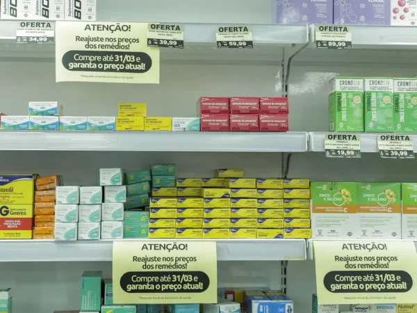 Brasília (DF), 31/03/2025 - Resolução da Câmara de Regulação do Mercado de Medicamentos (CMED), publicada nesta segunda-feira (31) no Diário Oficial da União, estabelece o novo teto para reajuste de preços de remédios vendidos em farmácias e drogarias de todo o país.
Foto: Joédson Alves/Agência Brasil