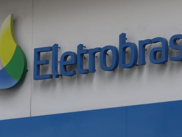Logotipo da Eletrobras no edifício sede, no centro do Rio de Janeiro. A holding Centrais Elétricas Brasileiras S.A. atua na geração, transmissão e distribuição de energia.