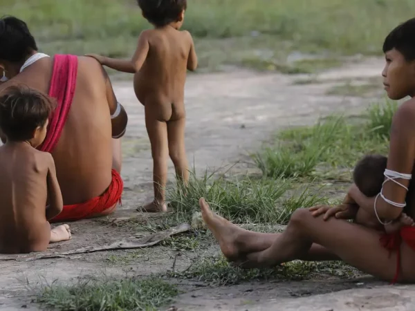 Surucucu (RR), 09/02/2023 - Mulheres e crianças yanomami em Surucucu, na Terra Indígena Yanomami.  Foto: Fernando Frazão/Agência Brasil