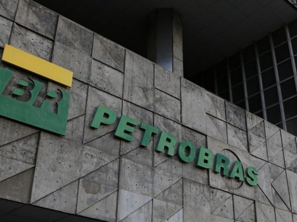 O combustível está sendo pelas refinarias da estatal com o novo preço desde segunda-feira, 1º. — Foto: Fernando Frazão/Agência Brasil