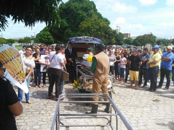 Chegada do caixão com o corpo de Micaela ao cemitério em Extremoz (Foto: Marksuel Figueredo/Inter TV Cabugi)