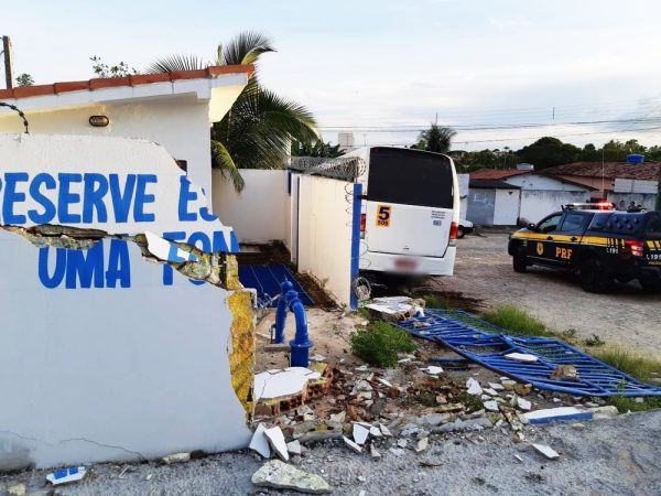 Motorista bateu o micro-ônibus no muro de uma estação de bombeamento da Caern no bairro de Emaús, onde ainda tentou fugir correndo — Foto: PRF/Divulgação