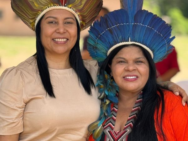 Ministra dos Povos Indígenas do Brasil, Sônia Guajajara, e a única prefeita indígena do Brasil, Índia Ninha, de Marcação, PB — Foto: Divulgação/Prefeitura de Marcação