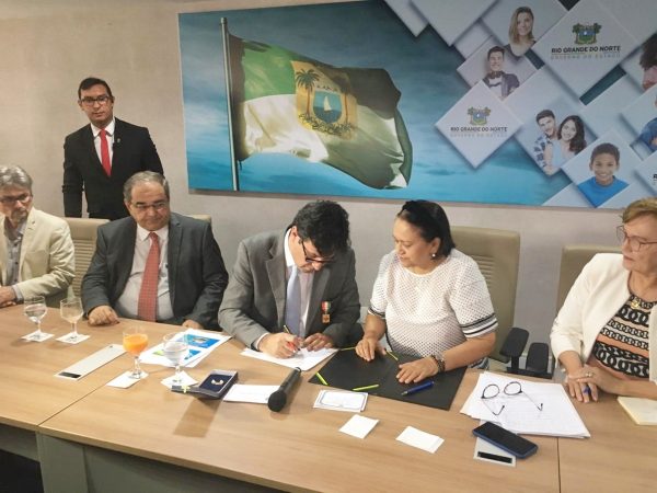 Luiz Henrique Mandetta assinou liberação dos recursos na sede do Governo potiguar — Foto: Heloísa Guimarães/Inter TV Cabugi