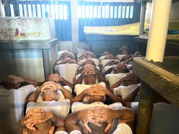 Foto tirada durante inspeção do Mecanismo Nacional de Prevenção e Combate à Tortura mostra presos em posição de 'procedimento' em unidade prisional no RN. — Foto: Acervo do MNPCT, 2022.