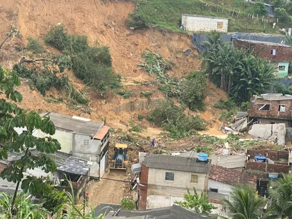 Comunidade de Monte Verde, no limite entre Recife com Jaboatão dos Guararapes, onde barreira deslizou matando dezenas de pessoas — Foto: Pedro Alves/g1