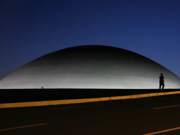 A cúpula menor, voltada para baixo, abriga o Plenário do Senado Federal.