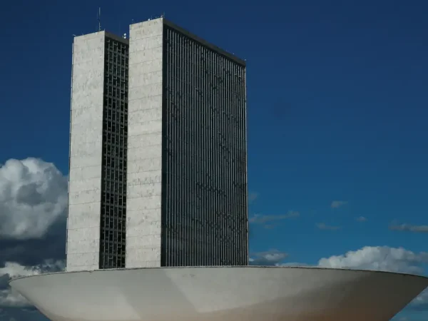 A cúpula  maior, voltada para cima, abriga o Plenário da Câmara dos Deputados.