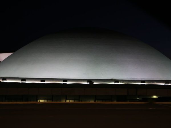 A cúpula menor, voltada para baixo, abriga o Plenário do Senado Federal. — Foto: Reprodução