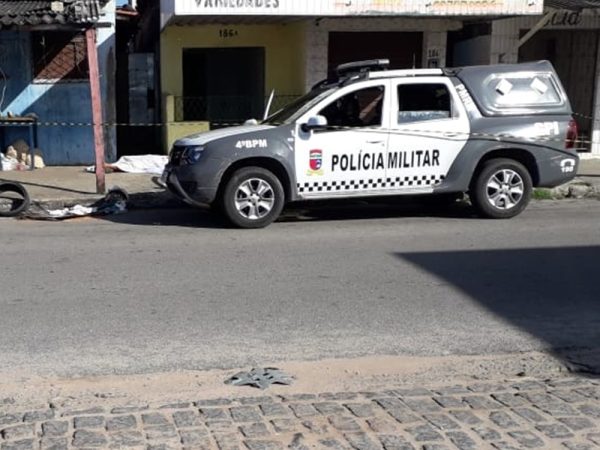 Crime aconteceu na calçada de uma vila onde a vítima morava, na Rua Presidente Médici — Foto: Klênyo Galvão/Inter TV Cabugi