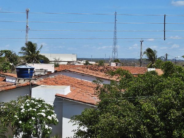 Ao lado esquerdo torre da Claro e do lado direito torre da Vivo (Foto: Sezimar)