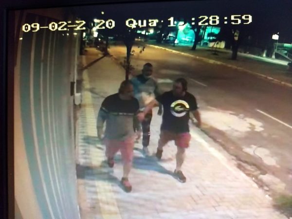 Jorge Mayck Tavares de Souza caminha com os dois suspeitos presos — Foto: Cedida