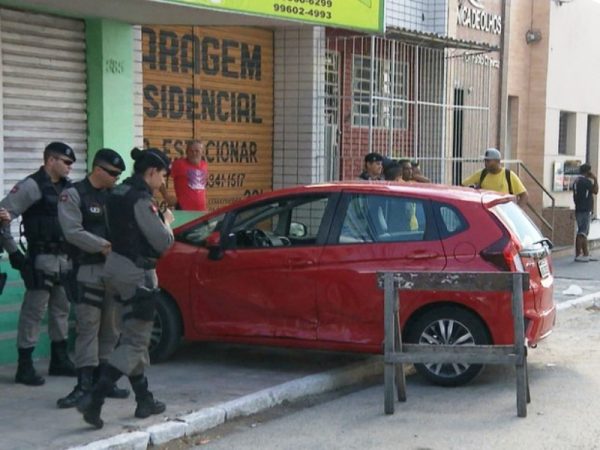 Crime aconteceu em dezembro de 2017. Empresária perdeu controle do carro após ser baleada em Campina Grande (Foto: Reprodução/TV Paraíba)